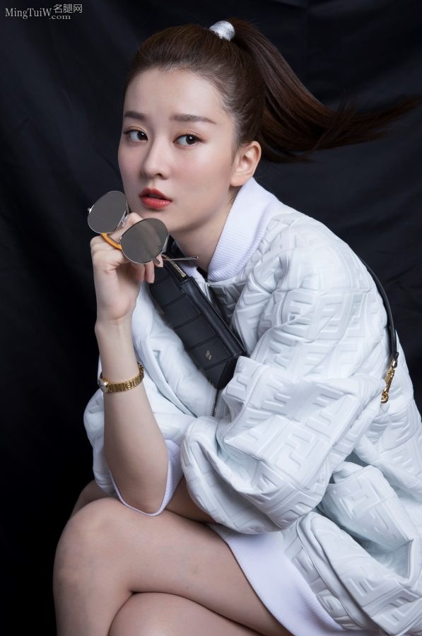 乔欣无裤装秀美腿又是这双高跟鞋(3/8)