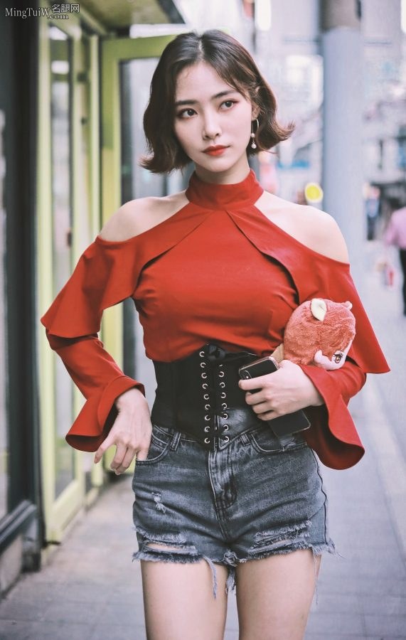街边拍摄许佳琪牛仔短裤修长美腿(4/6)