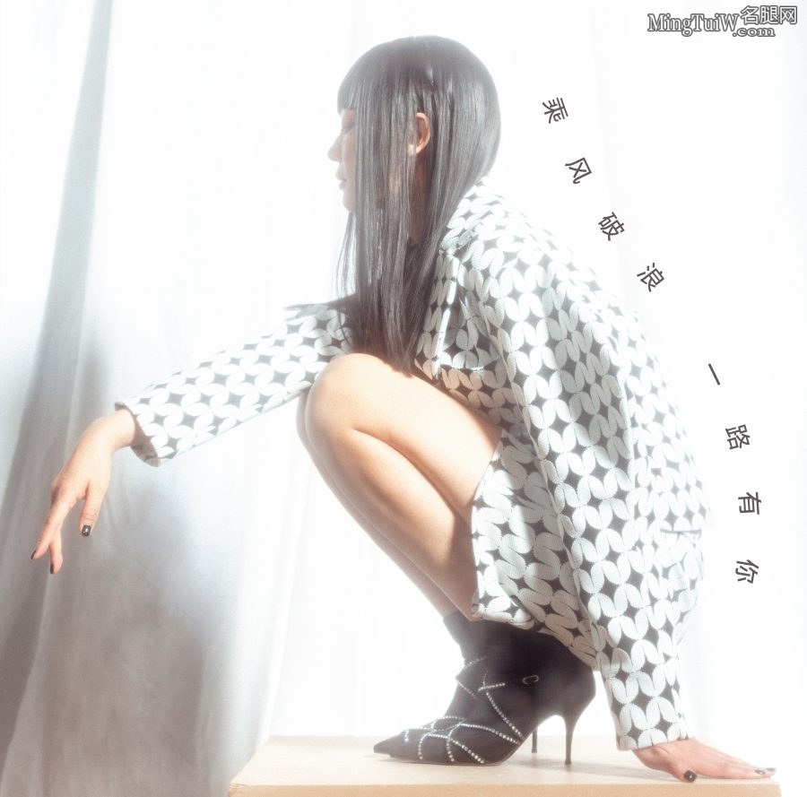 女演员海陆怪趣拍美腿写真(5/6)