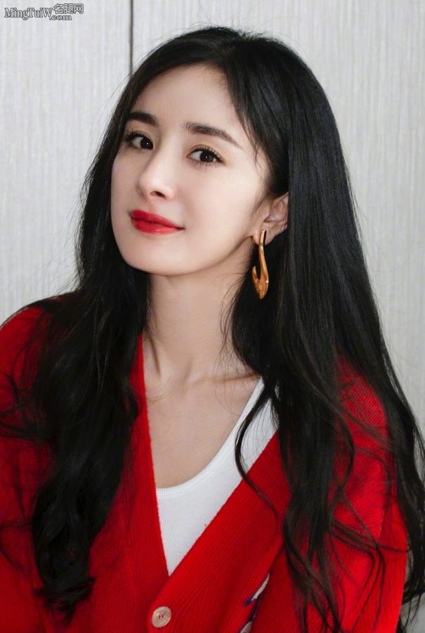 杨幂穿小白鞋盘腿坐姿 30多岁了依旧少女感十足(4/4)