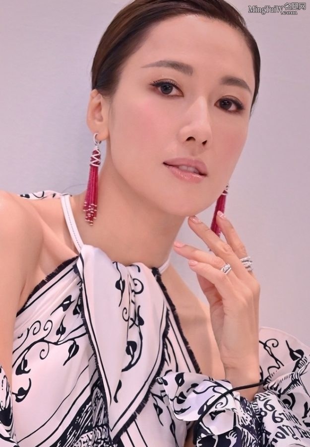 李施嬅脚上这双防水台凉高跟不错(5/5)