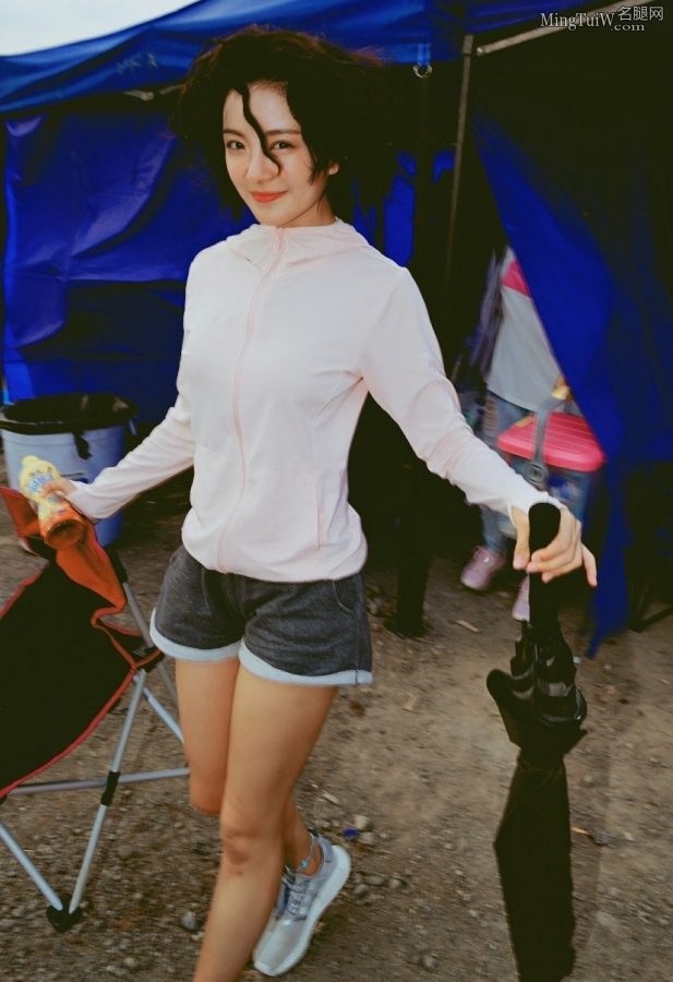 种丹妮夏日小短裤露少女腿 手持冰红茶爽力十足(3/6)