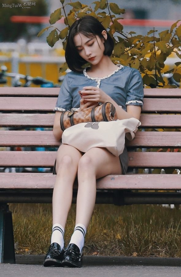 街拍许佳琪淑女坐姿 两条华美的长腿吸睛(4/7)