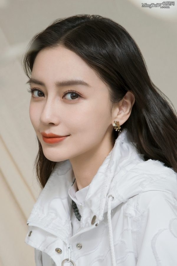 Angelababy身穿名牌时装展露女神气质(5/8)