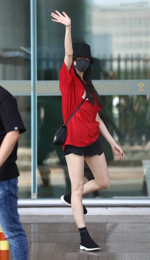 迪丽热巴当街秀又白又滑的美腿(11/17)
