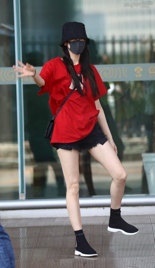 迪丽热巴当街秀又白又滑的美腿(12/17)