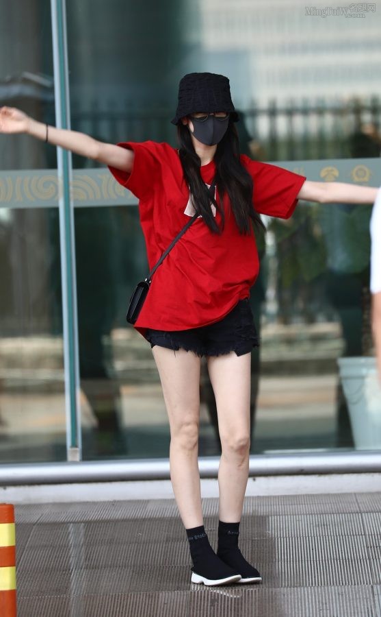 迪丽热巴当街秀又白又滑的美腿(13/17)