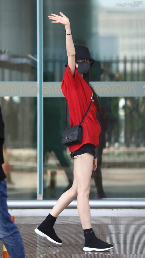 迪丽热巴当街秀又白又滑的美腿(15/17)