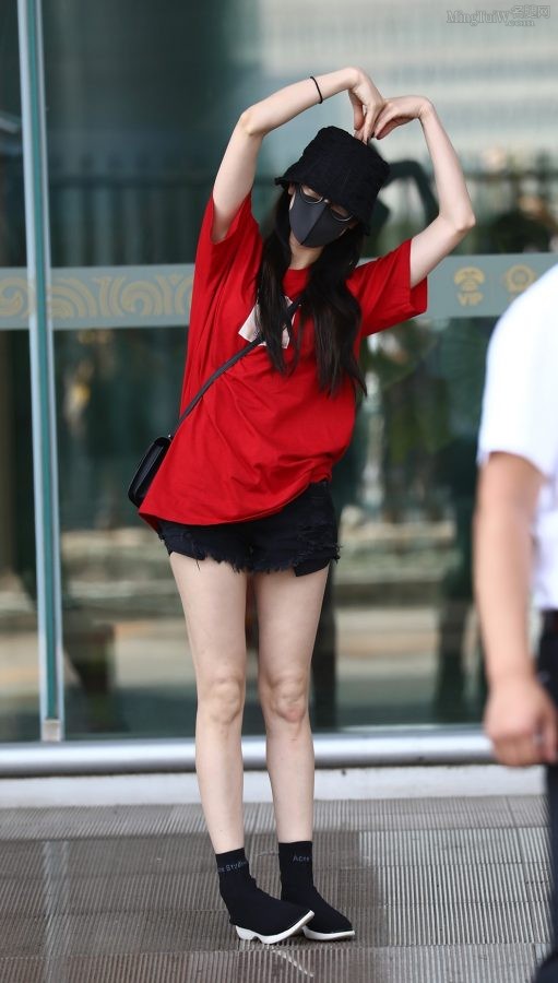 迪丽热巴当街秀又白又滑的美腿(16/17)
