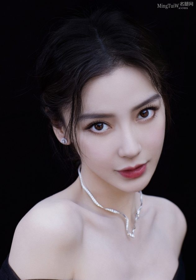 Angelababy精致的面部给她来点精华(3/8)