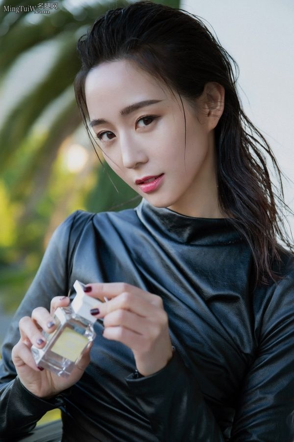身材高挑的气质女明星张钧甯修身皮裙脚穿超尖的性感高跟(4/8)