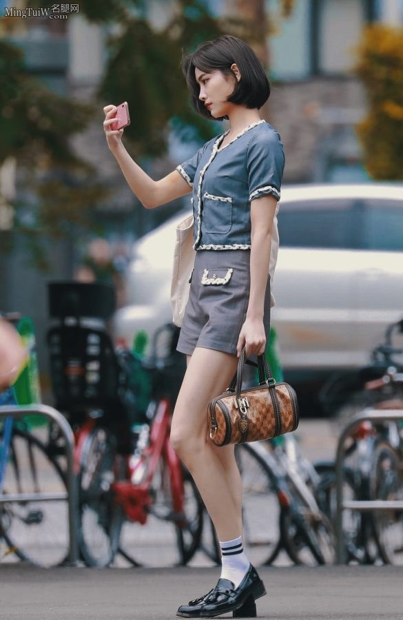 街拍许佳琪淑女坐姿 两条华美的长腿吸睛(7/7)
