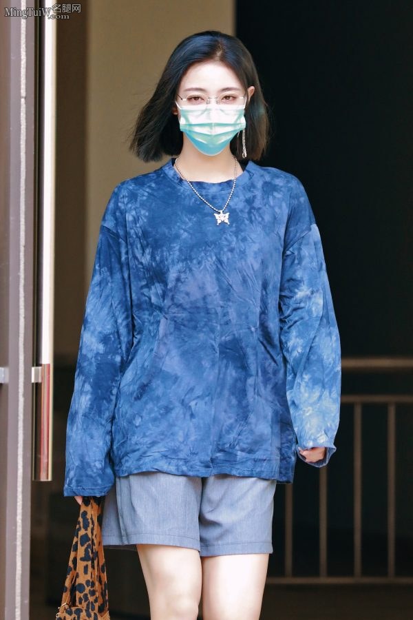 许佳琪戴口罩眼镜外出 注意防护赞一个(4/4)