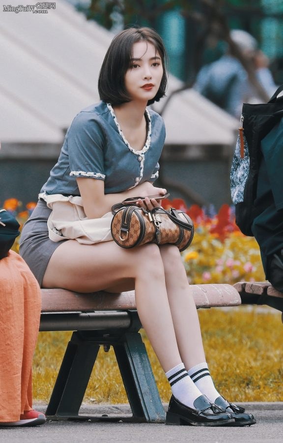街拍许佳琪淑女坐姿 两条华美的长腿吸睛(1/7)