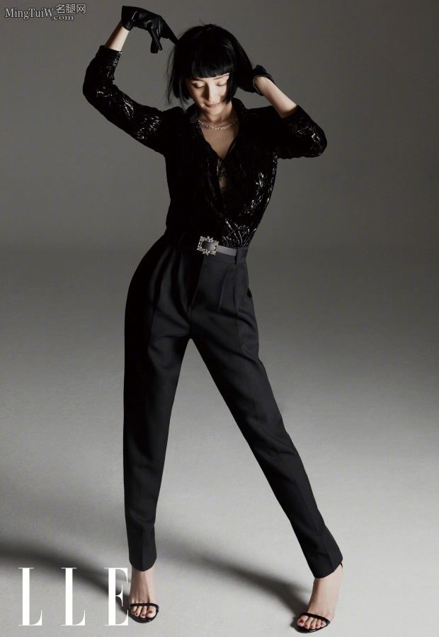 Yang Mi appeared in a fashion magazine to give you a little sexy look with short hair and a refreshing and bright image(4/13)