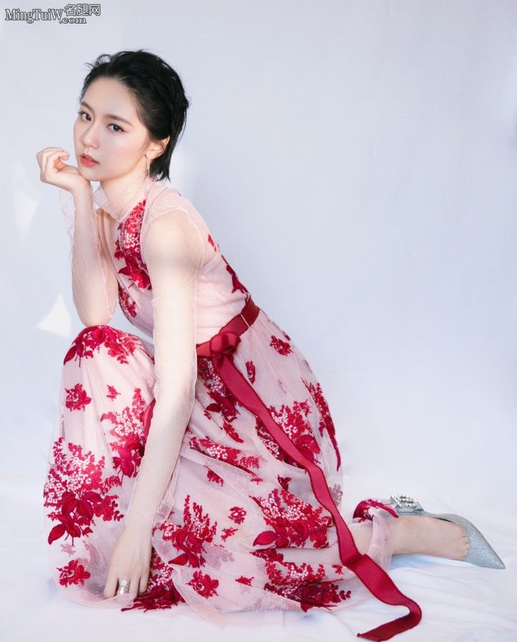 成果身穿红花纱裙脚穿银色尖头高跟鞋(1/3)