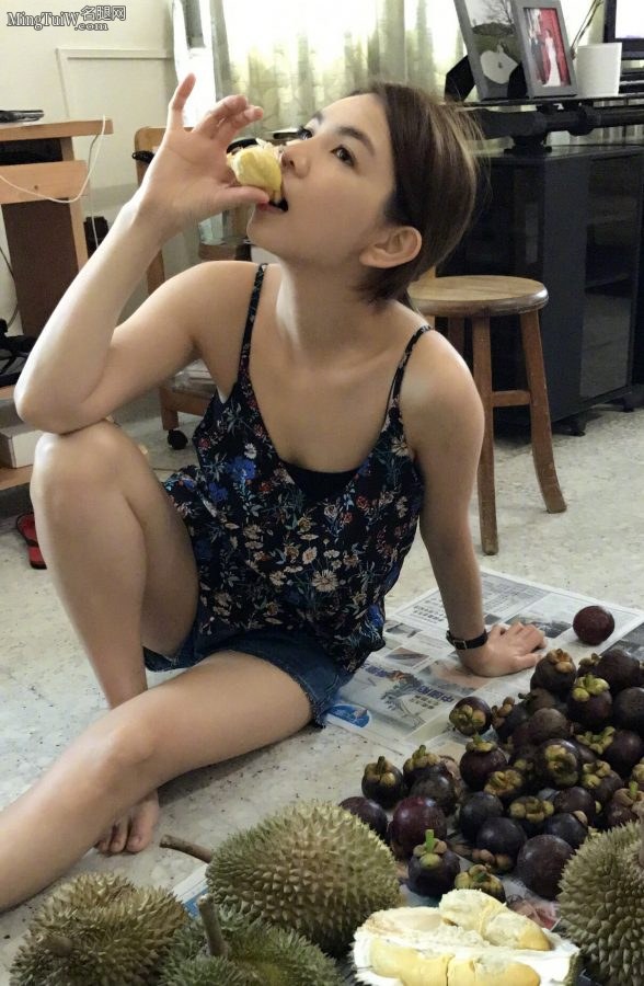 陈嘉桦看似是在吃榴莲 实际是在秀大腿(3/3)