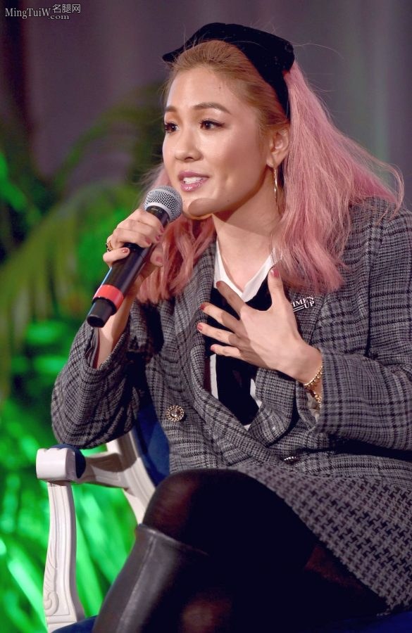 Constance Wu吴恬敏黑丝长靴跷二郎腿(5/8)
