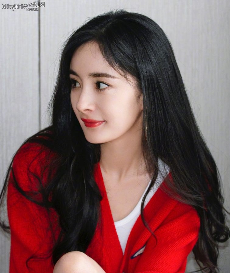 杨幂穿小白鞋盘腿坐姿 30多岁了依旧少女感十足(3/4)