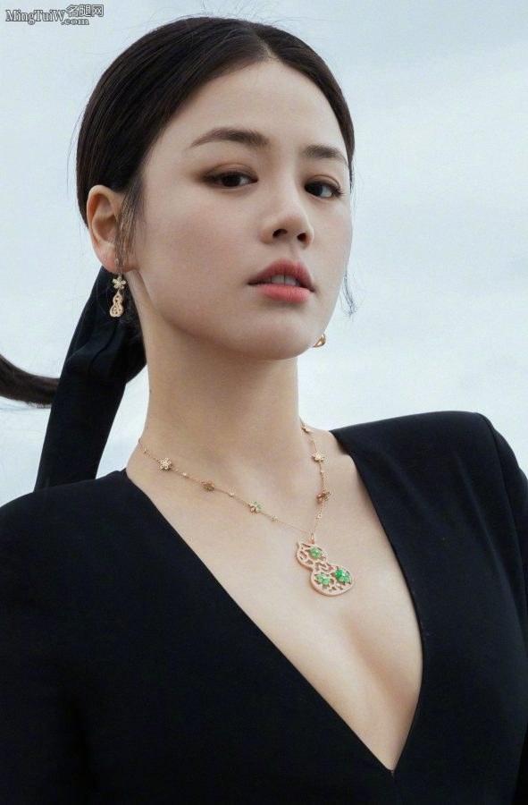 马思纯一袭深V高档礼服露胸露脚(2/3)
