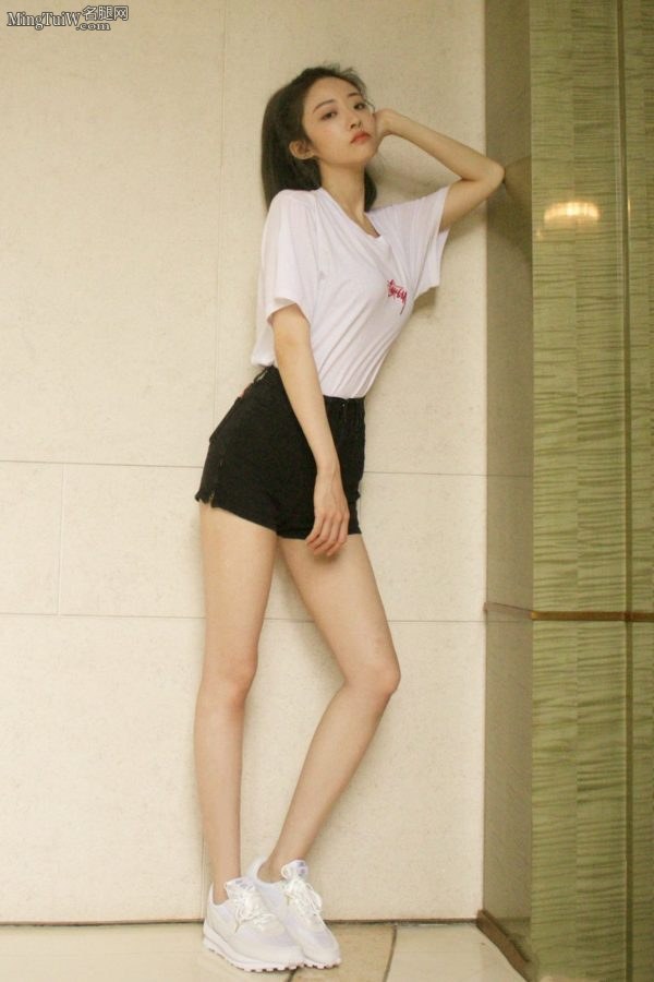97年出生的小姐姐喻言青春好腿(1/7)