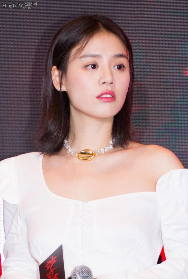 女明星马思纯脚踩白色尖头高跟 嘴唇微张极诱人(7/8)