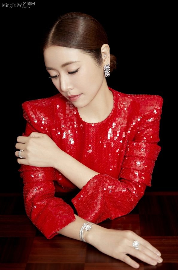 东方气质美女林心如红裙配尖头高跟鞋(4/8)