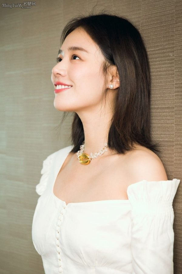 女明星马思纯脚踩白色尖头高跟 嘴唇微张极诱人(4/8)