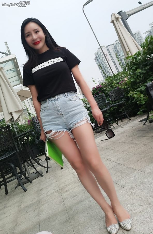 贺冬冬紧身牛仔热裤下的美丽长腿绝对是一级货色(1/4)