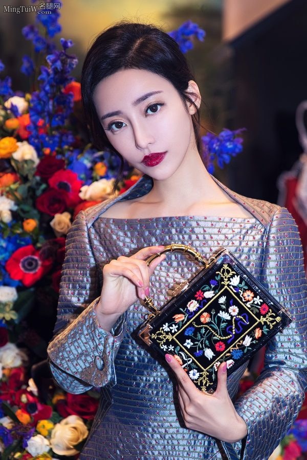 细身美人刘凡菲涂了红趾甲油的脚丫(4/10)
