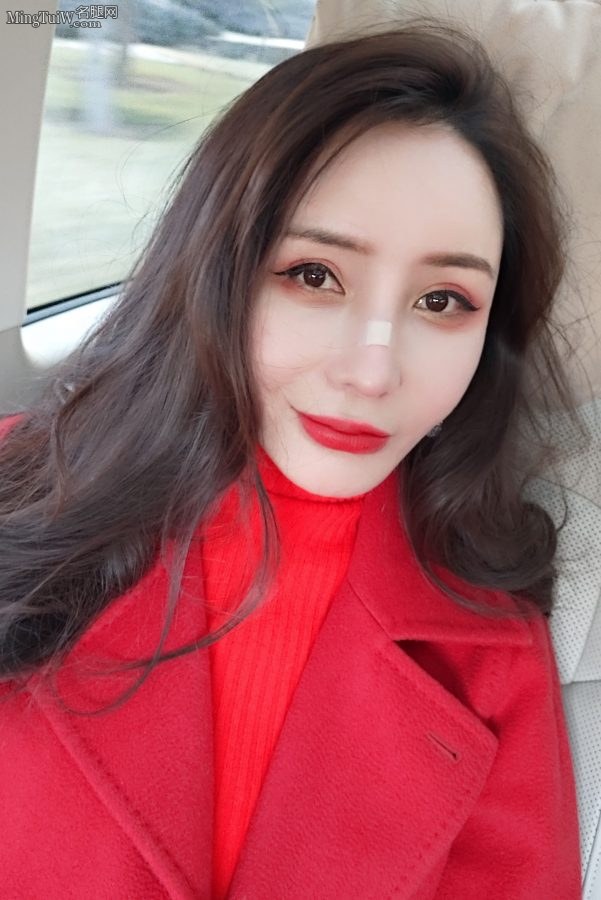 妖里妖气的化妆品公司CEO贺冬冬的鲜艳红唇（第4张/共4张）
