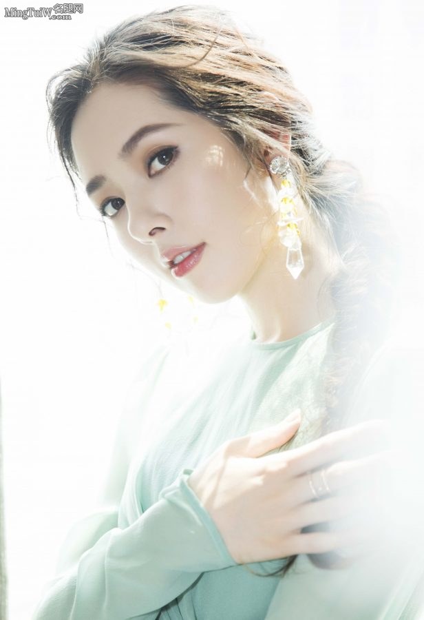 天生丽质的大美女郭碧婷身穿清新绿裙足踩细跟凉鞋(6/6)