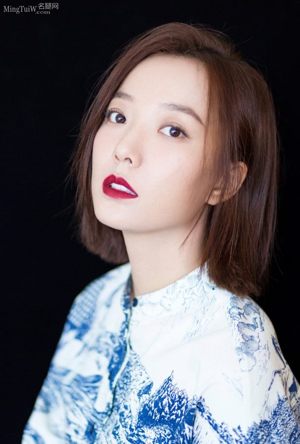 很舒服很漂亮的小姐姐王珞丹 蓝色中国风短裙美腿纤长(4/11)