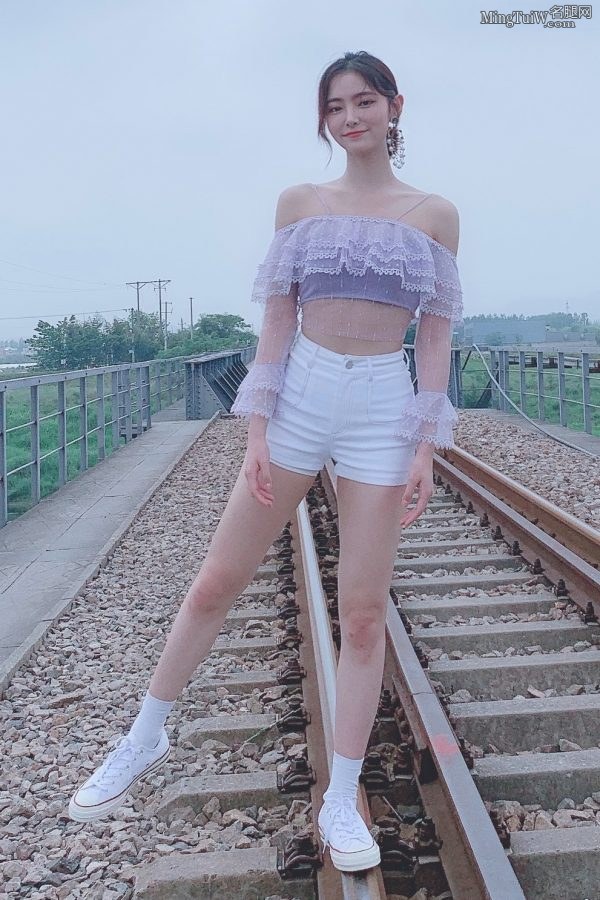 穿着清凉的许佳琪穿白色热裤秀腿(1/5)