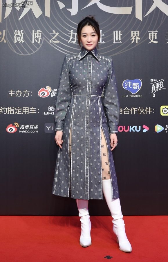 李小冉气质飒爽腿穿印花丝袜配白色细跟皮靴(3/8)