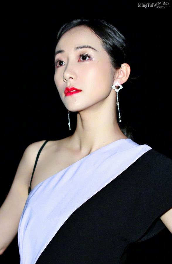 韩雪穿双拼色美裙脚踩高跟鞋红唇迷人(7/7)