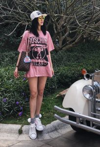 小姐姐甘露T恤下的腿也太好了