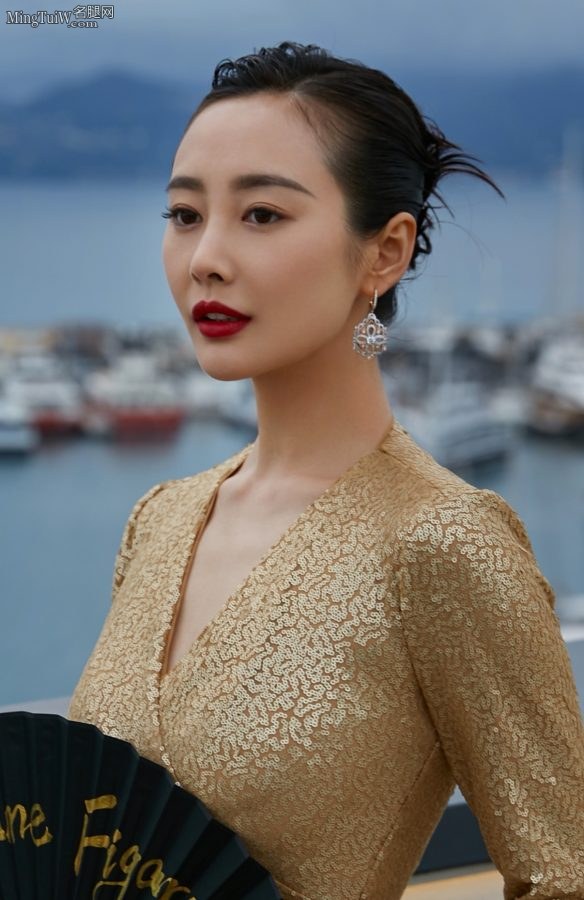 女星李纯穿金色开叉露腿礼服走红毯 气质高雅红唇迷人(4/4)