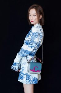很舒服很漂亮的小姐姐王珞丹 蓝色中国风短裙美腿纤长
