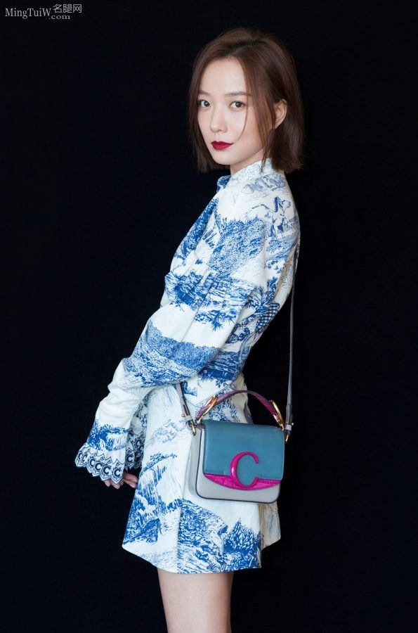 很舒服很漂亮的小姐姐王珞丹 蓝色中国风短裙美腿纤长（第3张/共11张）