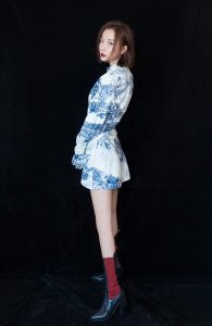很舒服很漂亮的小姐姐王珞丹 蓝色中国风短裙美腿纤长