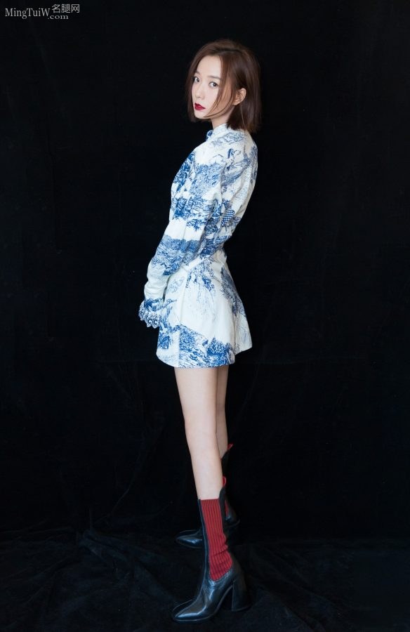 很舒服很漂亮的小姐姐王珞丹 蓝色中国风短裙美腿纤长(2/11)