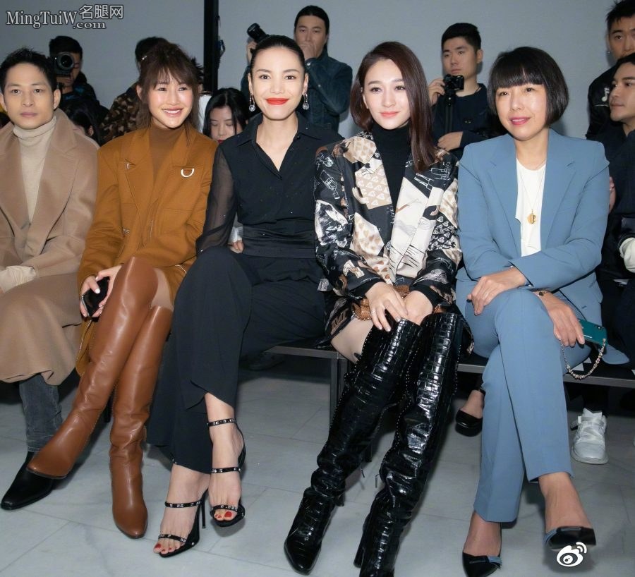 左起：陈燃、时尚主播linda、李小冉前排看秀 最后附上李小冉坐姿换腿小视频(1/10)