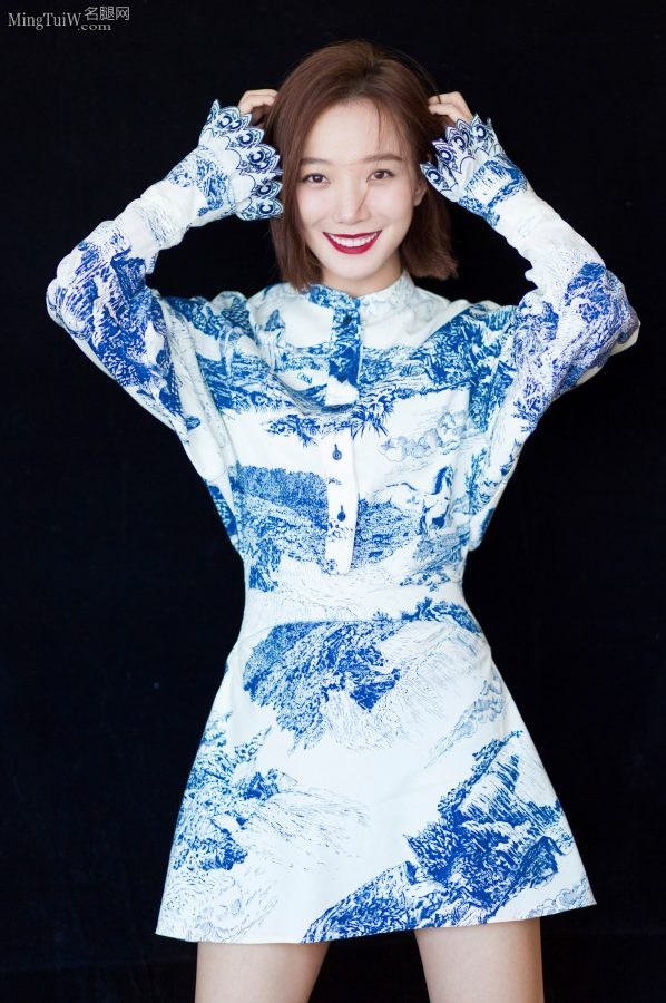 很舒服很漂亮的小姐姐王珞丹 蓝色中国风短裙美腿纤长(5/11)