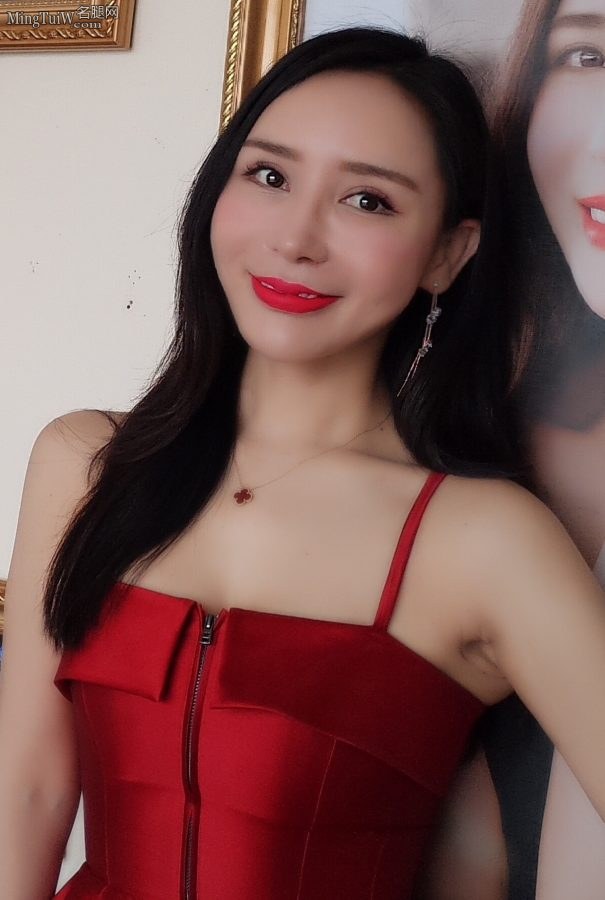 梦泉CEO贺冬冬低胸吊带红裙夹美腿(4/4)
