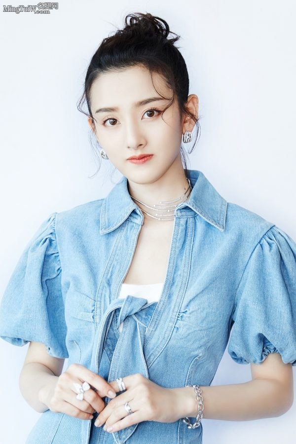 正青春的宋祖儿牛仔裙美腿脚丫穿透明凉高跟(4/8)