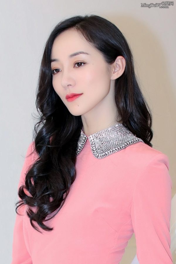 冷美人韩雪身着粉色开叉裙不经意间露出修长美腿(4/5)