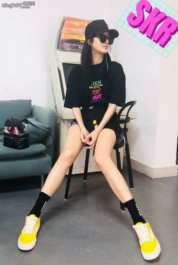 仰视角度拍甘露纤长的玉腿(2/3)
