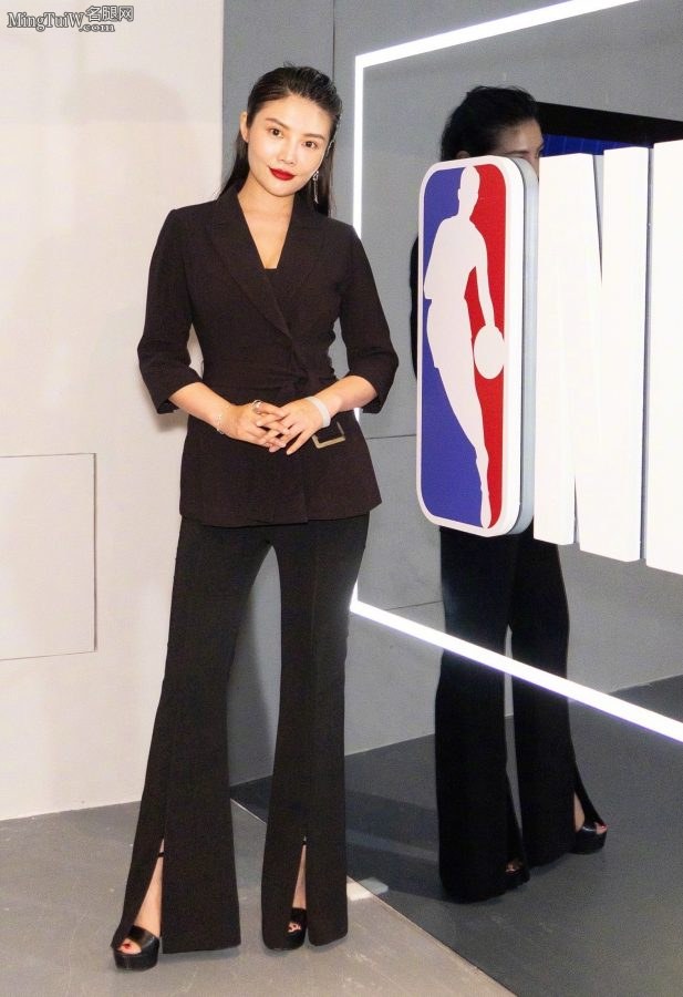 Ravy's tight-fitting black suit exposes her beautiful feet wearing high heels, which are obvious when viewed from the side.(2/5)