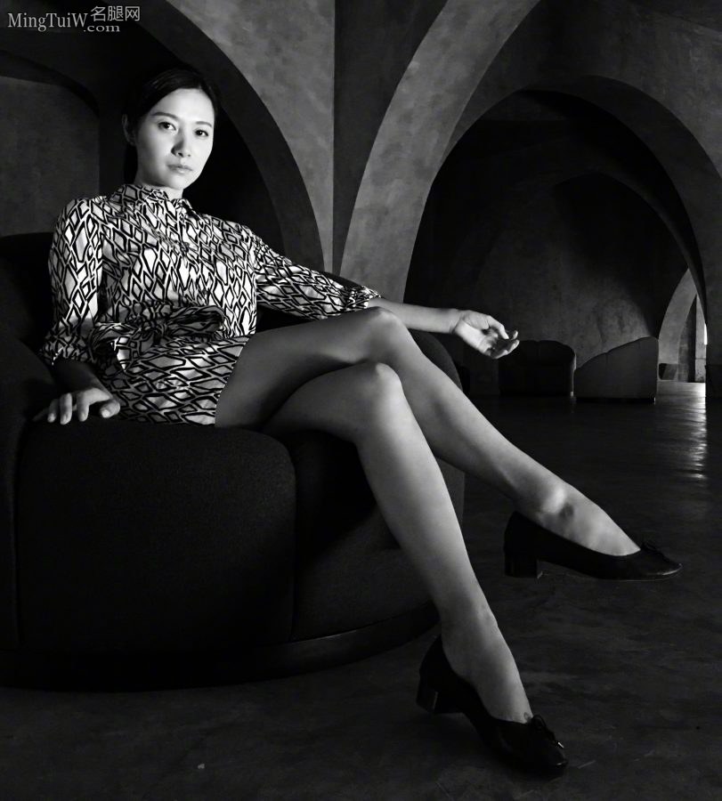 文艺女中年徐静蕾美腿黑白照片(1/3)